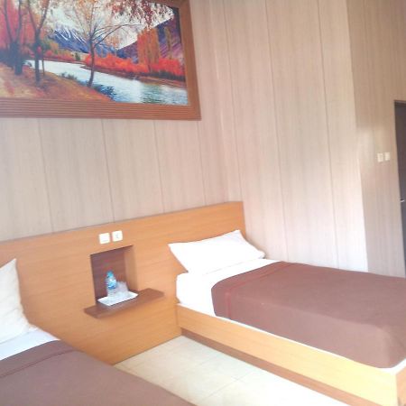 Hotel Kencana Rembang Habitación foto