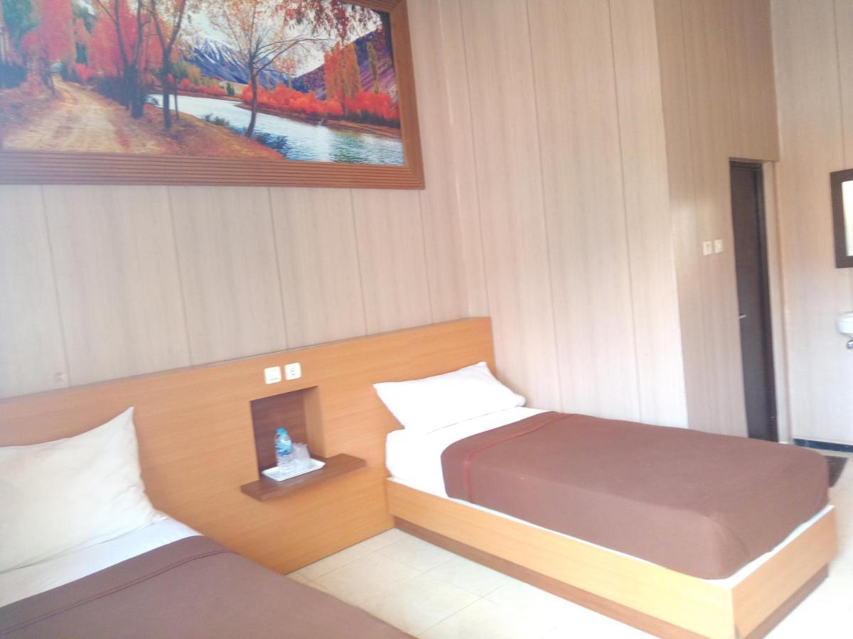 Hotel Kencana Rembang Habitación foto